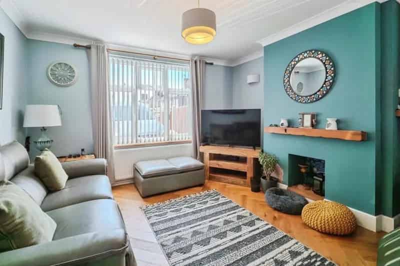 3 Bedroom Mid-Terraced House with Garden and Off-Road Parking