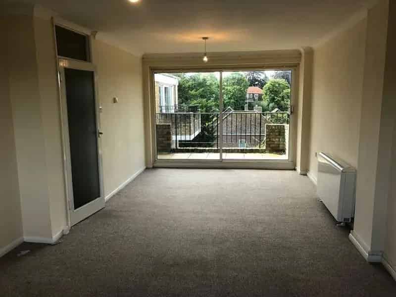 2 Bedroom Flat with Balcony Allocated Parking Near Varndean Preston Park