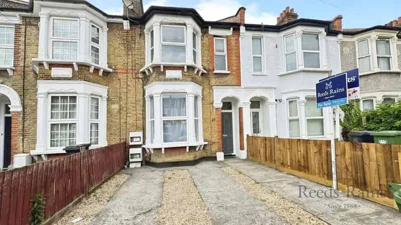 2 Bedroom Flat for Sale London SE6 - Private Garden
