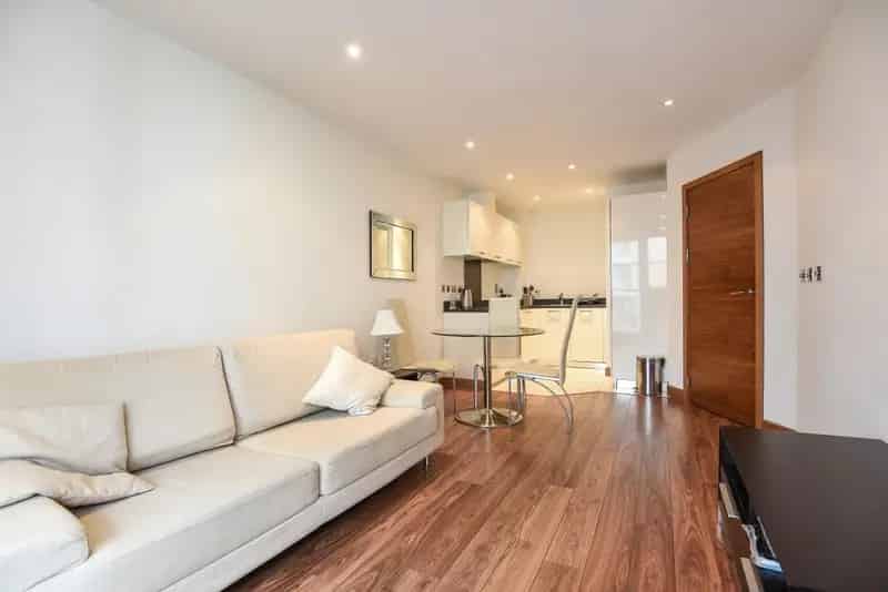 Chelsea Bridge Wharf One-Bedroom Apartment Large Balcony Modern Amenities