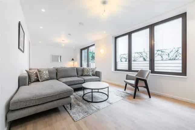 3-Bedroom Flat near Chalk Farm Station Modern Development