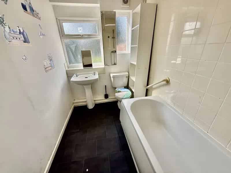 3 Bedroom End of Terrace House to Rent