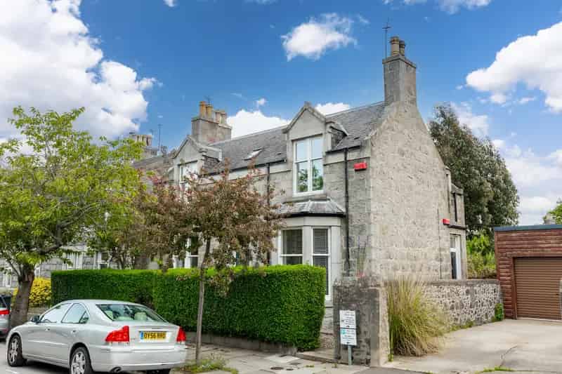 Charming Flat near Aberdeen Royal Infirmary