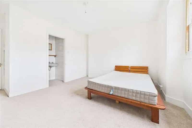 2 Bed 2 Bath Top Floor Flat for Sale Garage Parking