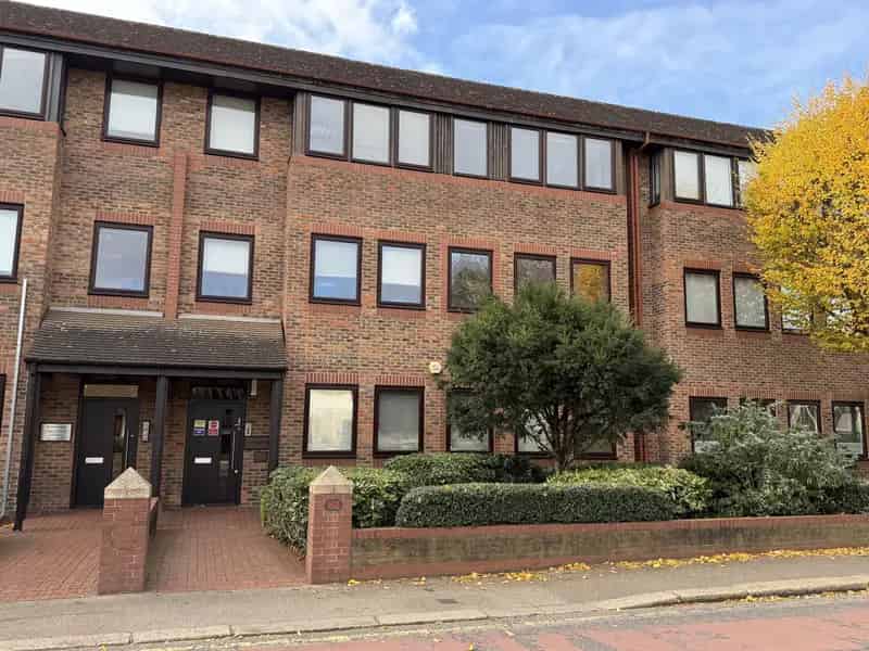3 Story Office Building New Malden Modern Amenities Parking