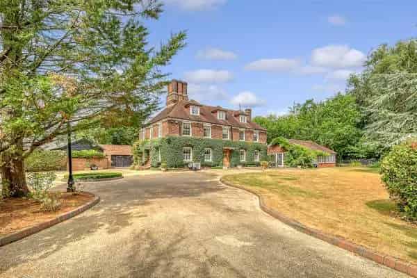 Grade II Listed Farmhouse with Contemporary Additions near Brentwood