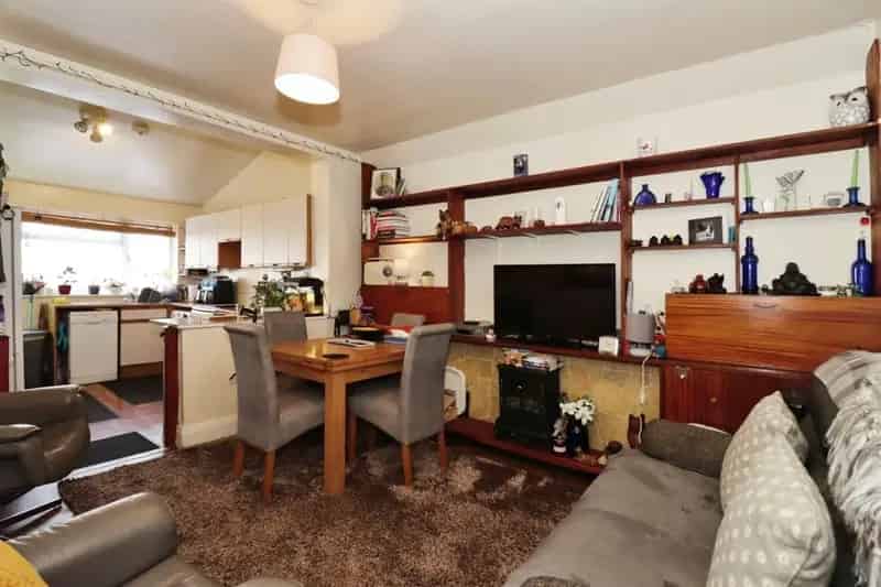3 Bed Mid Terraced House with Loft Conversion and Double Garage