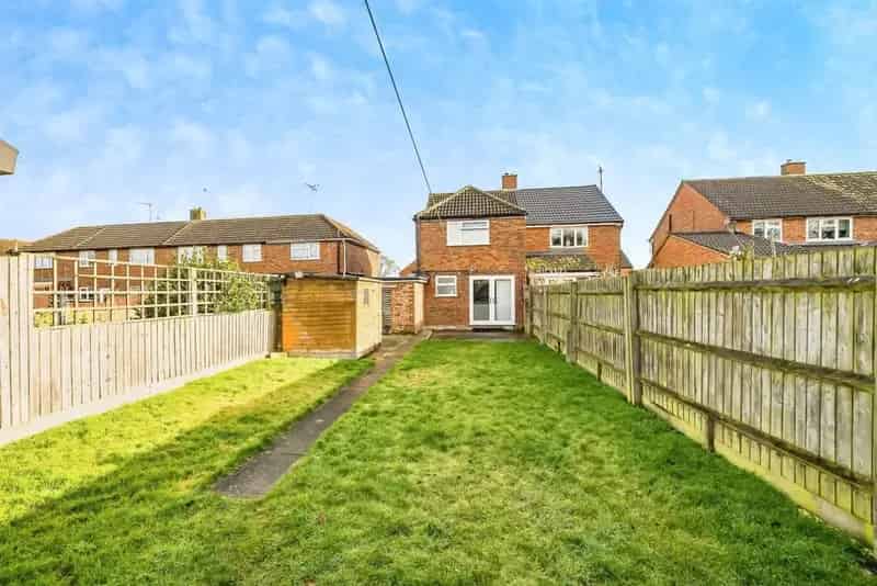 Extended 3-Bed Semi-Detached House in Meadowcroft Aylesbury