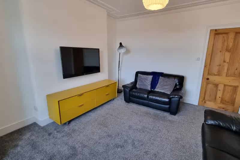 Two Double Bedroom First Floor Flat with Parking and WiFi