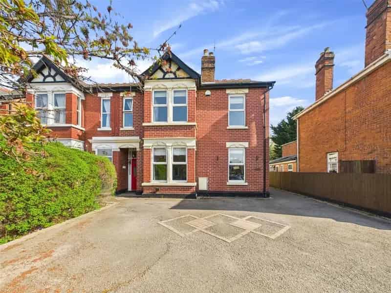 6 Bedroom Semi-Detached House for Sale
