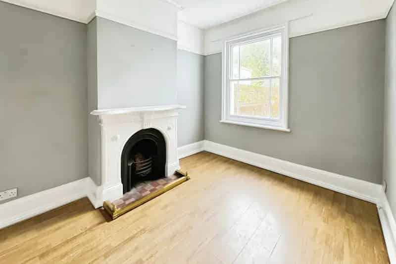 Four Bedroom Victorian House Near Basingstoke Train Station