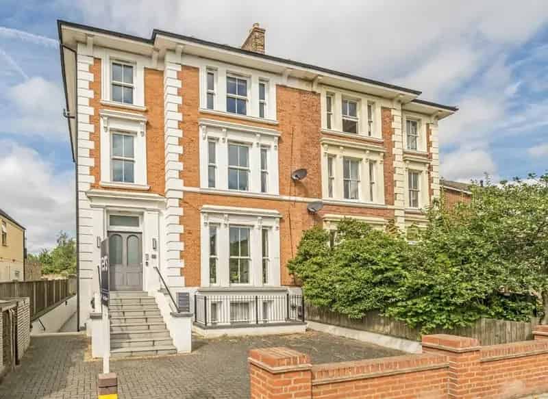 Flat For Sale , Tolworth Broadway, London, England