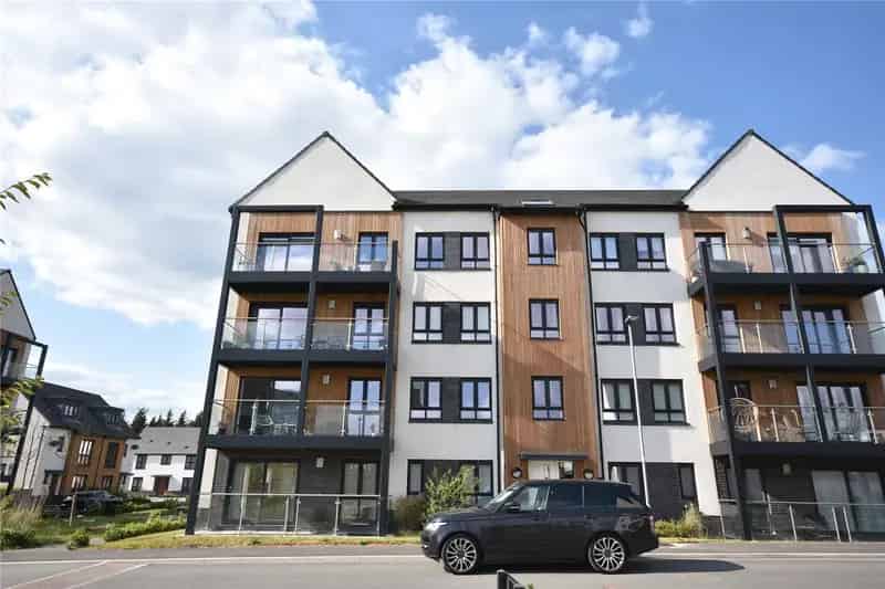 Modern First Floor Apartment in Exclusive Redrow Development