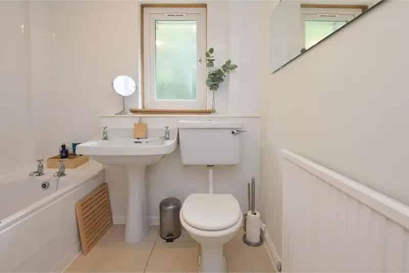4 Bed House - Semi Detached with 2 Reception Rooms