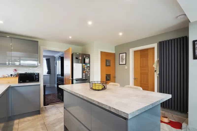 Spacious 3-Bedroom Detached House with Modern Kitchen and Large Garden