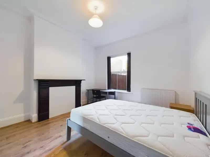 6 Bedroom Semi-Detached House To Rent