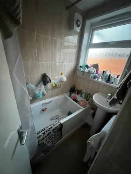 3 Bed House Big Garden Drive 2 Sheds Needs Decorating