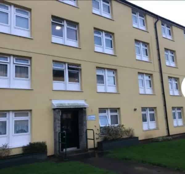 2-Bedroom Flat with Garden and Parking Near Romford Station