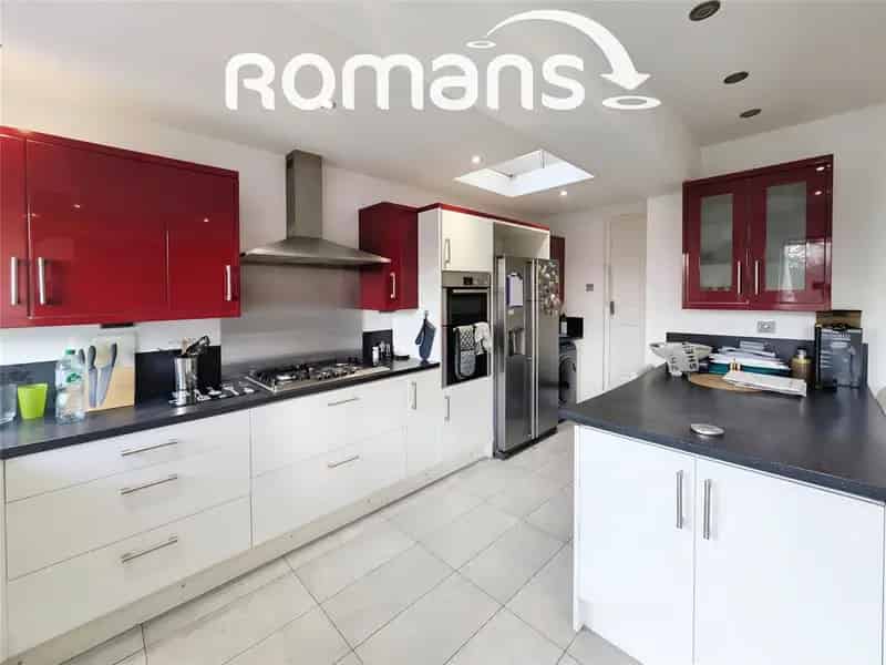 4 Bedroom Detached House Near Desborough Avenue