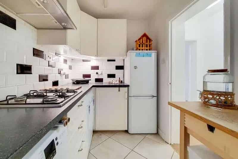 2 bed flat for sale