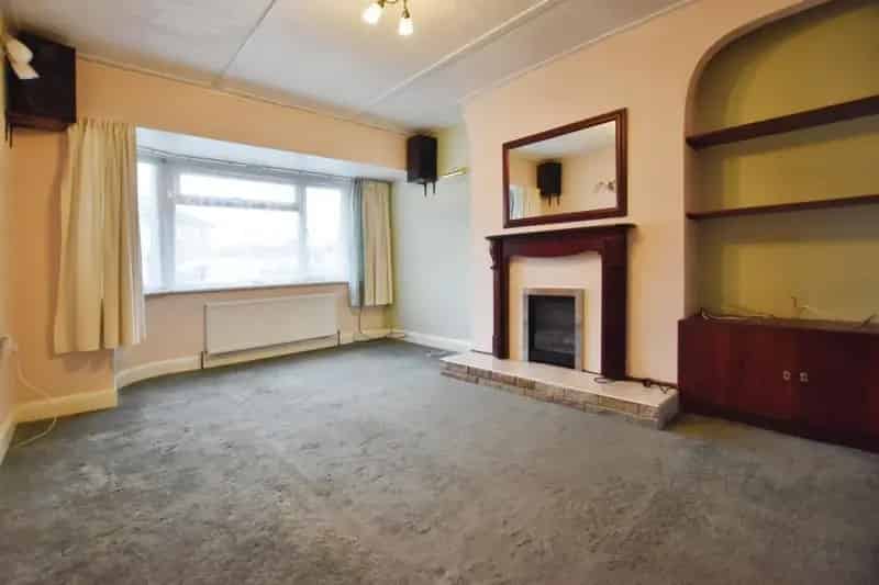 3 Bedroom House For Sale - Modernisation Needed
