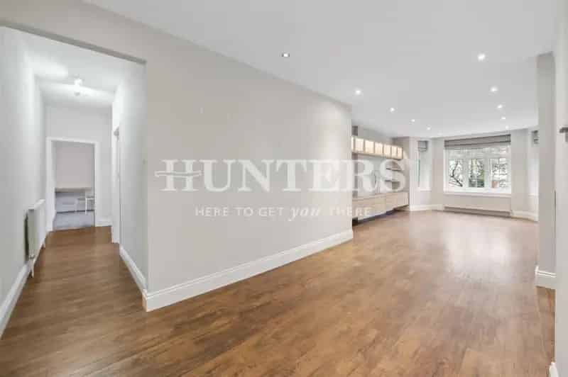 2 Bedroom Flat To Let 890 SQ FT