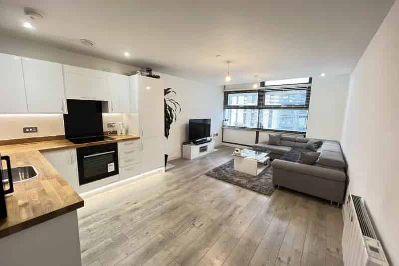 Spacious 1-Bedroom Apartment Edinburgh House Available August