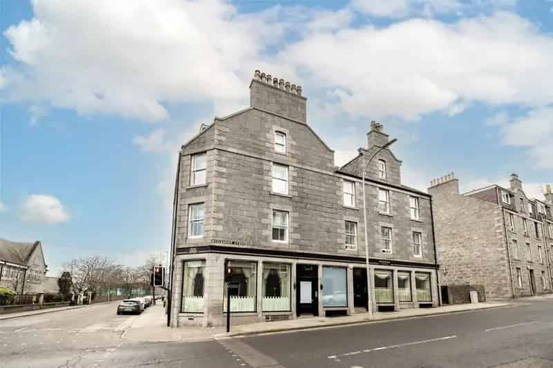 2 Bedroom Flat to Rent - Spacious Lounge & Modern Kitchen