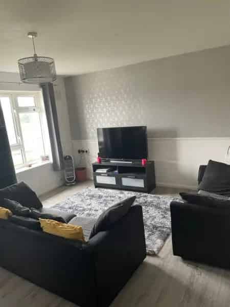 1 Bed Maisonette Near Frimley Amenities and M3