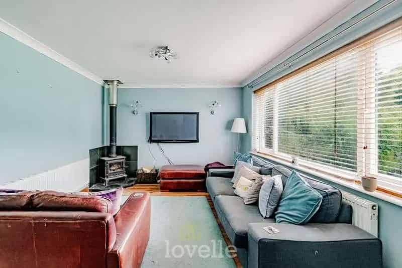 5 bed house for sale