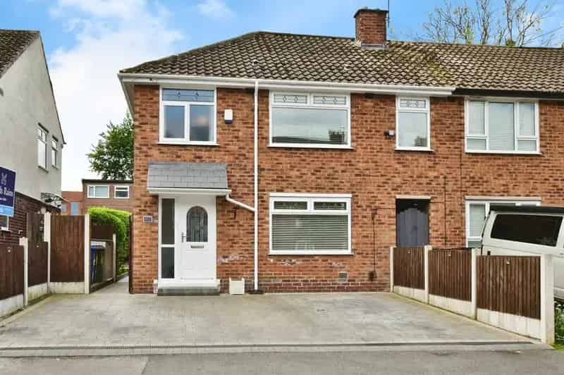 3 bedroom End Terrace House for sale, Cheadle Hulme, Greater Manchester, SK8