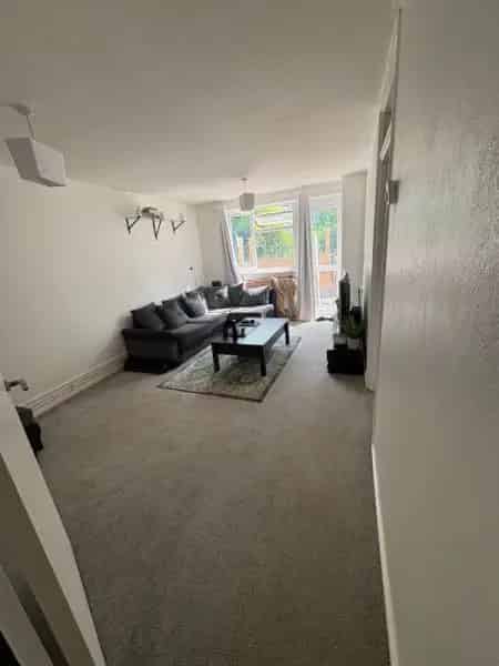 Ground Floor Flat Near Shops and Station