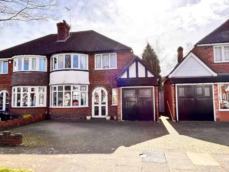 3 Bedroom Semi Detached House To Rent