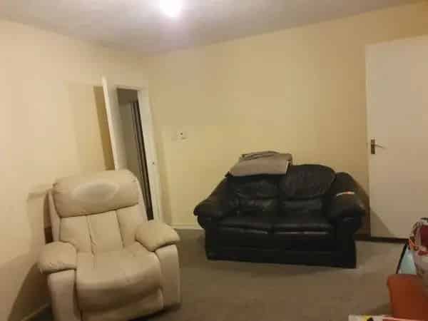 2 Bedroom Bungalow with New Kitchen and Large Garden