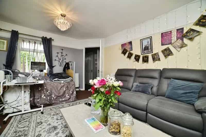 3 Bed House with Garage and Conservatory Near Amenities