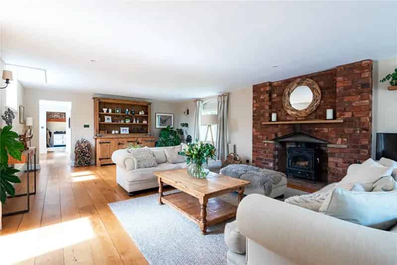 4 Bedroom Detached House with 2.5 Acres