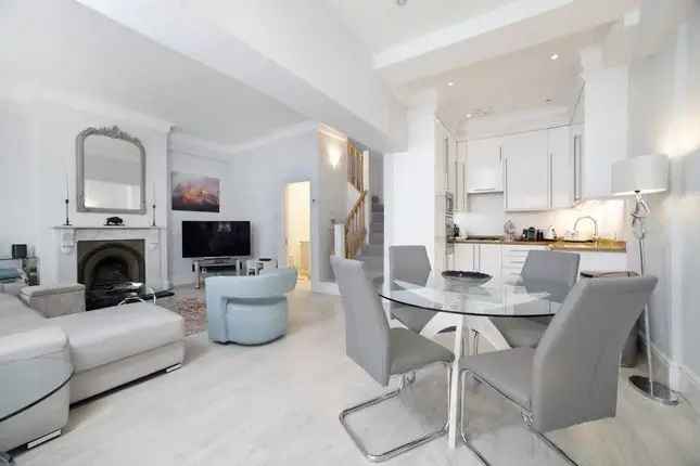 Mews house to rent in Queensberry Mews West, Kensington SW7