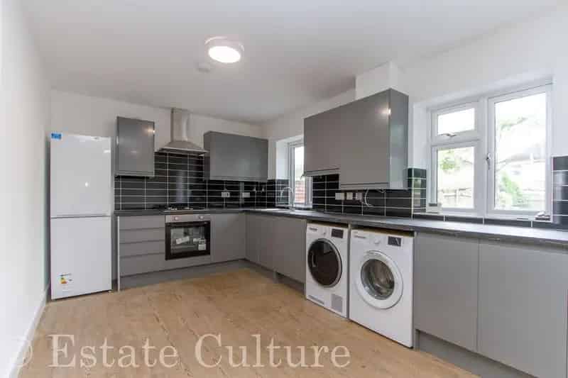 5 Bedroom Semi Detached House To Rent