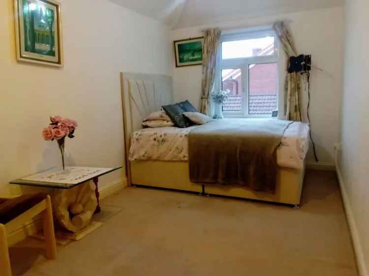 House For Rent in Parrs Wood Road, Manchester, England