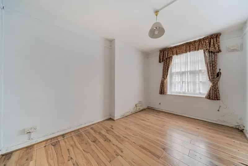 Two Bedroom Ground Floor Flat Near High Street and Tube