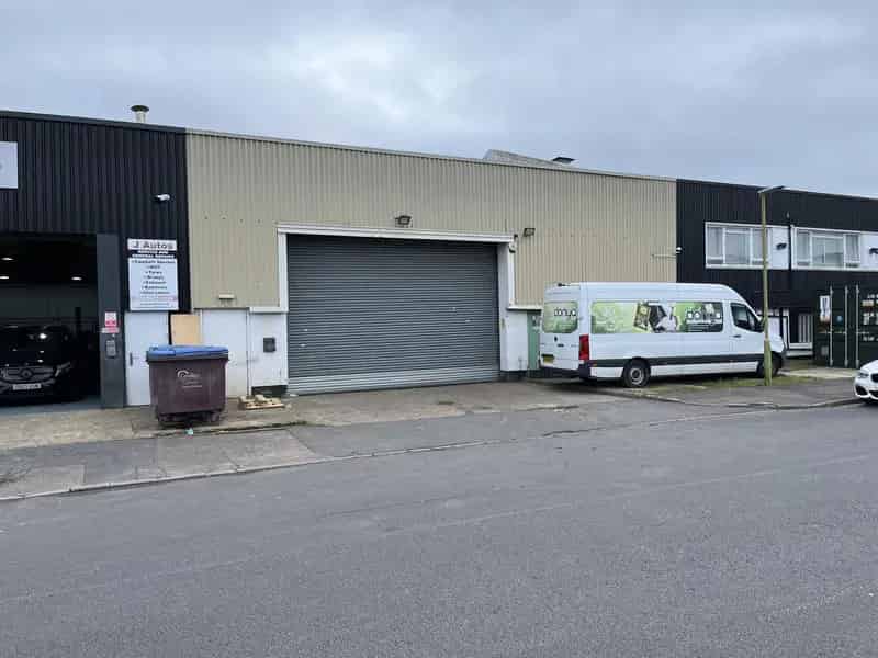 Warehouse to Let Near J5 M1 Motorway North Watford
