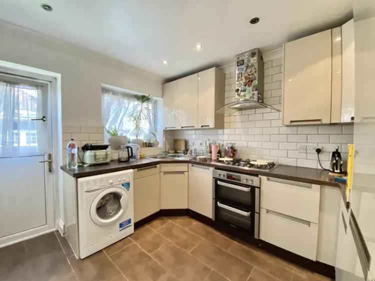 4 Bedroom Detached Bungalow For Sale in Hayes End