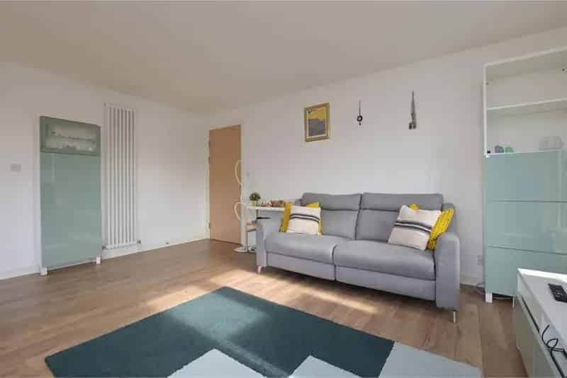 2 Bed Flat near Edinburgh City Centre with Balcony and Parking