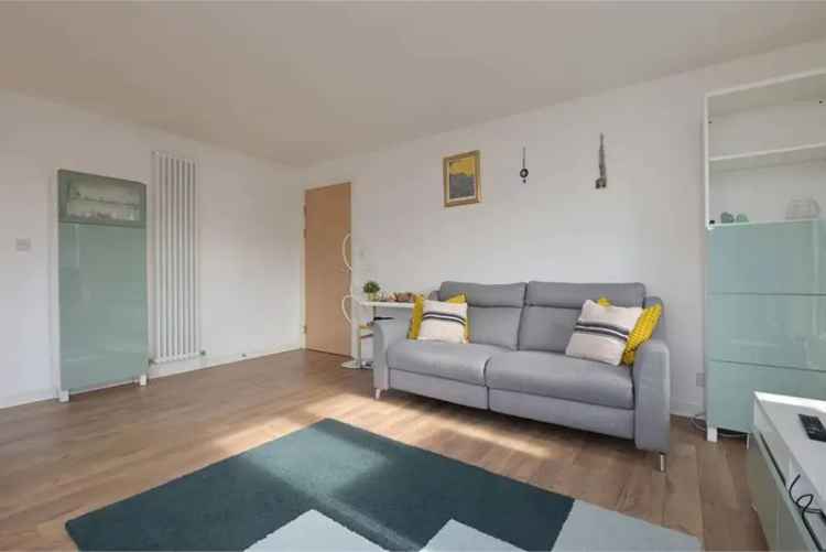 2 Bed Flat near Edinburgh City Centre with Balcony and Parking