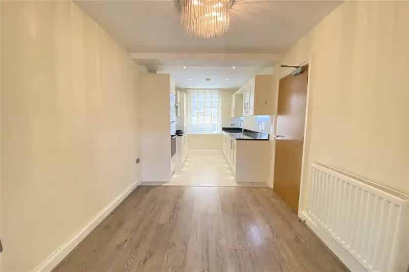 2 3 Bedroom House Beaconsfield Secure Parking Low Maintenance Garden