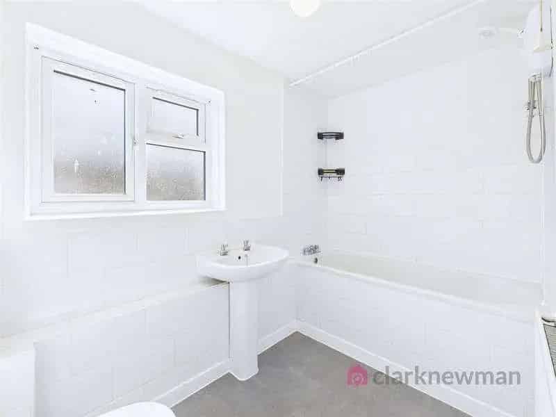 2 Bed House for Sale Near Town Centre Train Station