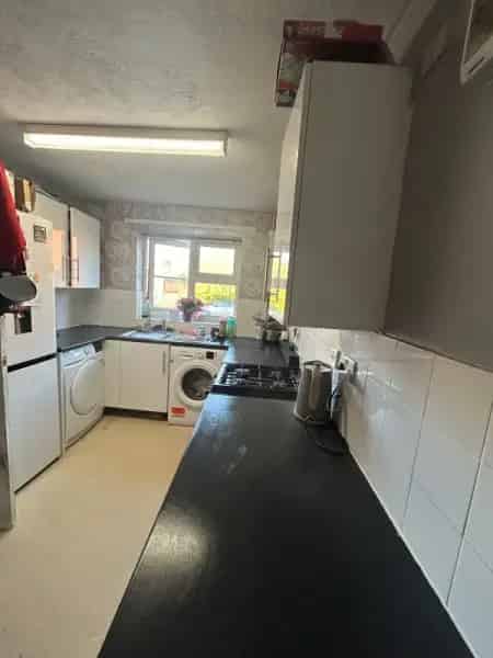 2 Bed House with New Kitchen Garden and Parking