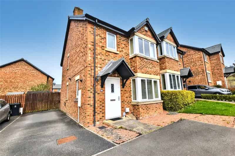3 Bed Semi-Detached House in Guiseley - Close to Amenities and Train Station