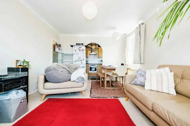 Spacious Hove Flat Near Station - Double Bedrooms & Balcony