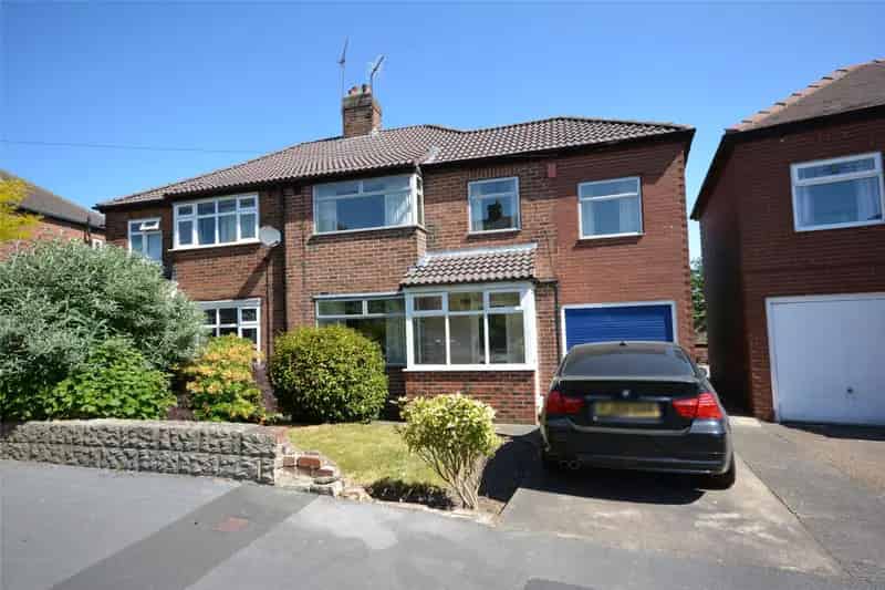 Spacious Family Home - 4 Beds, 2 Receptions, Large Garden - Needs Updating
